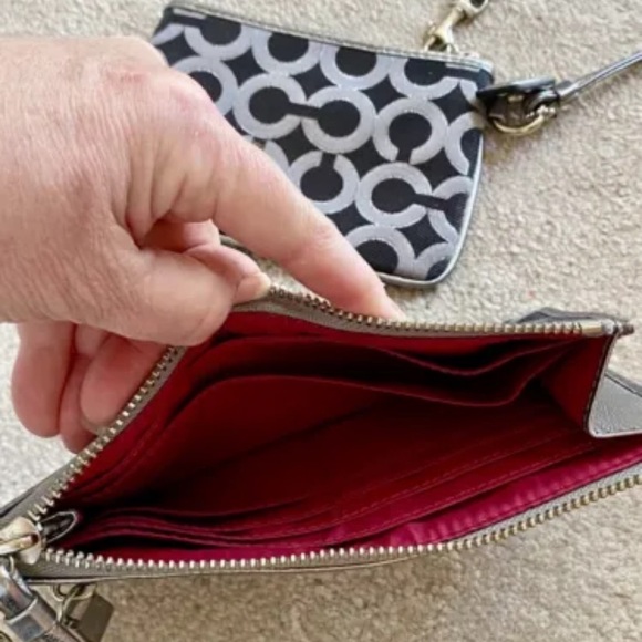 NEW SET OF TWO 2 COACH WRISTLETS WALLETS CLUTCH SILVER BLACK OP ART JULIA NWOT - Picture 4 of 9